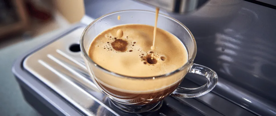 Imagem de um Café sendo extraído por uma Cafeteira Expresso